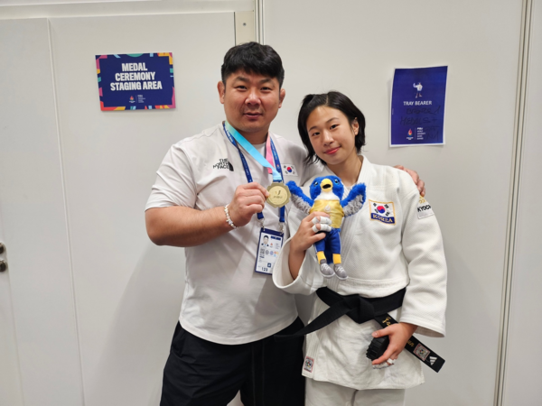 [사진 설명= 황희태 KH그룹 필룩스유도단 감독과 장세윤 선수가 기념 촬영을 하고 있다]