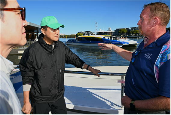 오세훈 서울시장이 현지시간 8일 30년 역사의 호주 브리즈번 수상버스 ‘시티캣’에 탑승해 브리즈번시 관계자로부터 정시운항 경험과 안전관리 방안 등을 청취하고 있다. [사진=서울시]
