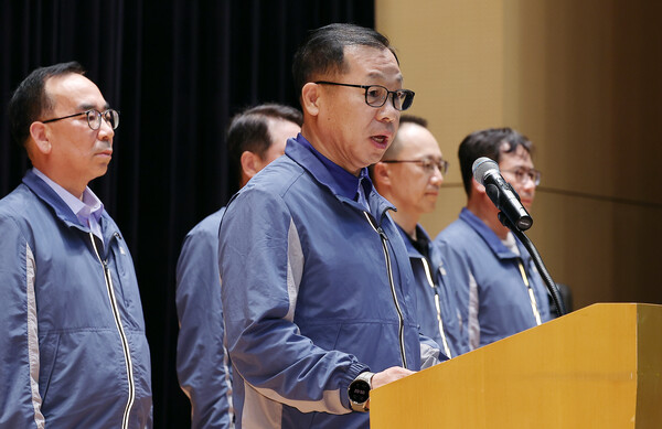 정희민 포스코이앤씨 대표이사가 인천 연수구 포스코이앤씨 송도사옥에서 고속국도 공사 현장 사망사고와 관련해 사과문을 발표하고 있다. [사진=뉴스1]