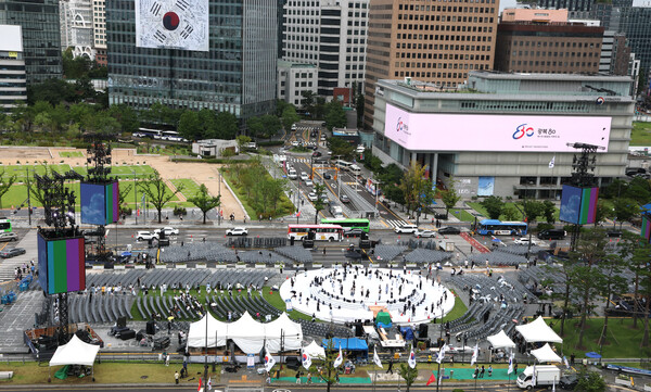 4일 오후 서울 광화문 광장에 설치된 '광복 80년, 국민주권으로 미래를 세우다' 국민대축제 무대에서 관계자들이 리허설을 하고 있다. [사진=뉴스1]