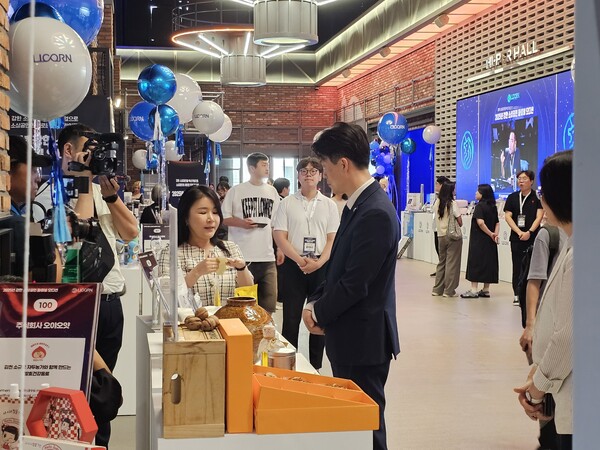 [사진 설명=강유지 바이오코스 대표(왼쪽)와 노용석 중소벤처기업부 차관(오른쪽)이 25일 경기 광명 아이벡스 스튜디오에서 열린 '2025년 강한 소상공인 파이널 오디션' 행사장에서 대화를 나누고 있다.]