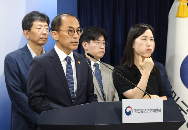 고학수 개인정보보호위원회 위원장이 28일 서울 종로구 정부서울청사에서 브리핑을 갖고 대규모 고객 유심(USIM) 정보 유출 사고가 발생한 SK텔레콤(SKT)에 대한 제재안을 발표하고 있다. SK텔레콤(SKT)은 과징금 1347억 9100만 원과 과태료 960만 원을 부과받았다. 해당 과징금은 개인정보위가 부과한 역대 최대 액수다. [사진=뉴스1]