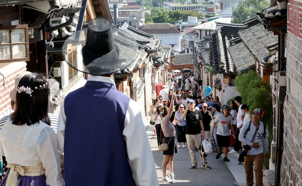2일 오후 서울 종로구 북촌을 찾은 외국인 관광객들이 한옥마을을 관람하고 있다. [사진=뉴스1]