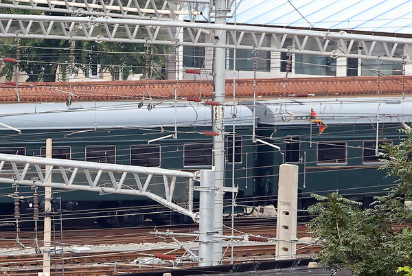 6년 만에 중국 방문에 나선 김정은 북한 노동당 총비서(국무위원장)가 탑승한 특별열차가 2일 오후 중국 베이징역으로 도착하고 있다. [사진=뉴스1]