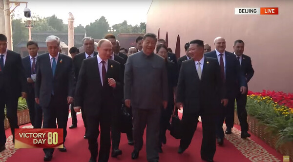 시진핑 중국 국가주석과 김정은 북한 노동당 총비서, 블라디미르 푸틴 러시아 대통령을 비롯한 주요 내빈들이 3일(현지시간) 중국 베이징시 톈안먼(천안문) 광장에서 열린 '전승절'(항일전쟁 및 반파시스트 전쟁 승리) 80주년 행사에 참석하고 있다. [사진=뉴스1]