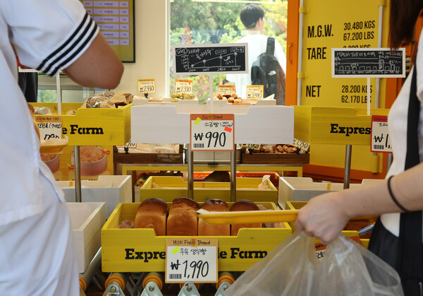 31일 서울 성동구 글로우 성수에 연 경제유튜버 슈카의 ETF 베이커리 팝업 스토어에 990원 소금빵이 1차 매진된 모습이다. [사진=뉴스1]