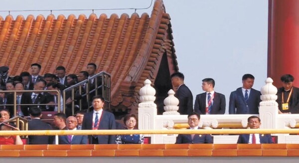 3일 오전 중국 베이징 톈안먼 광장에서 열린 전승절 80주년 기념식에서 우원식 국회의장이 망루 위에 앉아있는 모습. [사진=뉴스1]