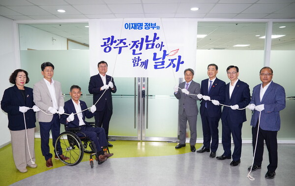 광주광역시와 전남도가 8일 광주시청 1층 행복회의실 앞에서 ‘광주·전남 특별광역연합 추진기획단 현판 제막식’을 개최했다./ 사진=광주광역시