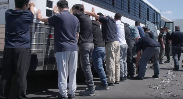 미국 이민 당국이 지난 4일(현지시간) 조지아주 현대자동차그룹과 LG에너지솔루션 합작 배터리 공장 건설 현장을 기습해 불법적으로 근로한 한국인 노동자 등을 연행하는 동영상 일부 장면. 미국 이민세관단속국(ICE)가 지난 5일 영상을 공개했다. [사진=뉴스1]