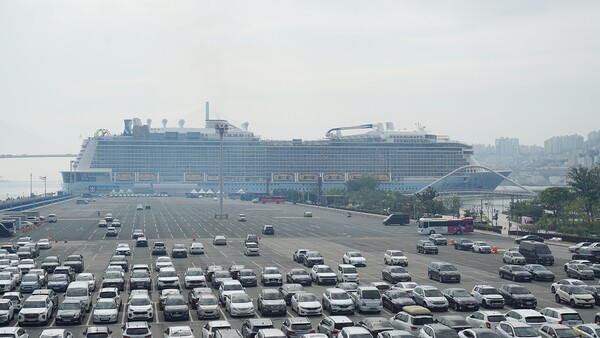 [사진 설명=부산항에 정박 중인 로얄캐리비안 크루즈]