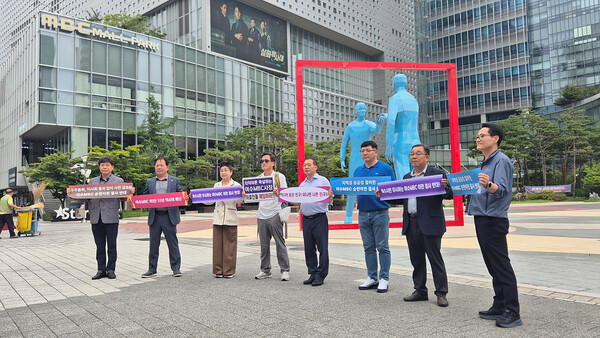 여수MBC 순천이전 반대 범시민대책위가 여수MBC 순천이전의 부당성을 알리고 이전을 반대하는 지역민들의 뜻을 전하기 위해 방송문화진흥회와 MBC문화방송을 항의 방문했다./ 사진=여수시