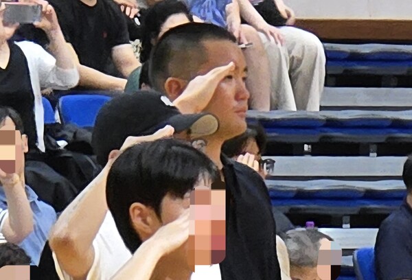 거수 경례하는 이재용 회장 장남 이지호 씨. [사진=뉴스1]