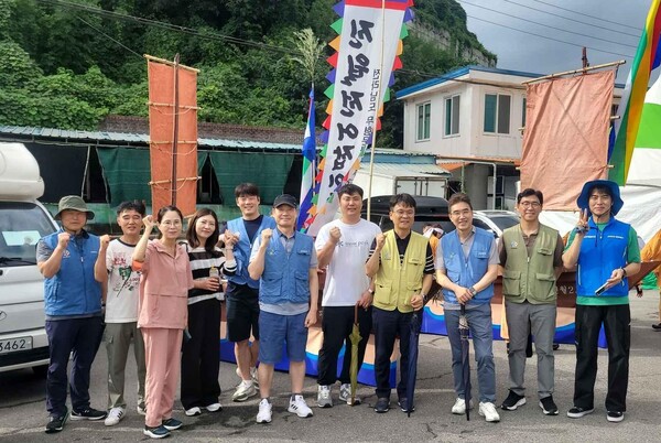 광양제철소 사랑나누미 봉사단이 광양전어축제 지원 봉사활동을 펼쳤다./ 사진=광양제철