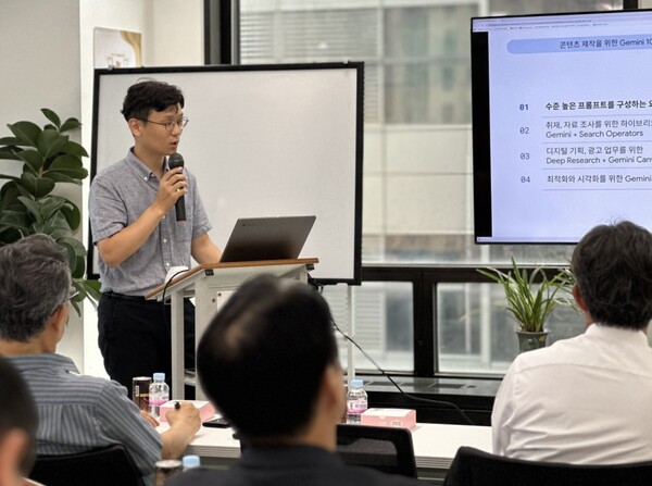 16일 오후 3시 한국인터넷신문협회에서 개최한 "AI와 함께 일하는 법" 세미나에서 최영준 구글 뉴스랩 티칭펠로우가 강연하고 있다. [사진제공=한국인터넷신문협회]