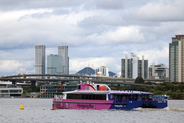첫 운항 시작한 한강버스가 18일 오전 서울 송파구 한강버스 잠실 선착장에서 뚝섬선착장으로 이동하고 있다. 한강버스는 상행(마곡-잠실), 하행(잠실-마곡) 구간의 총 7개 선착장(마곡-망원-여의도-압구정-옥수-뚝섬-잠실), 28.9㎞ 구간을 오간다. [사진=뉴스1]