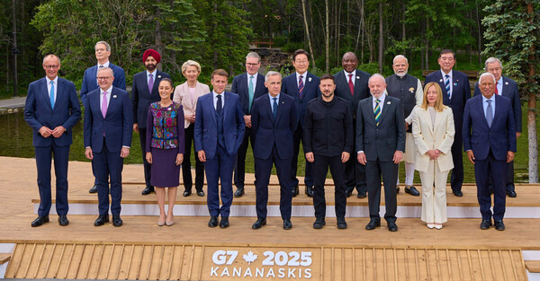 이재명 대통령이 지난 6월 17일(현지시각) 캐나다 앨버타주 캐내내스키스 주요 7개국(G7) 정상회의장에서 G7 및 초청국 정상들과 기념촬영을 하고 있다.