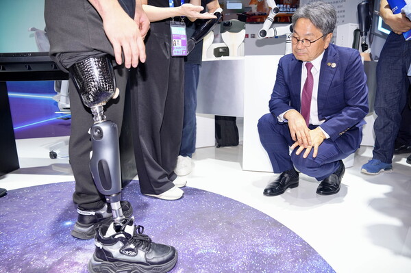 강기정 광주광역시장이  ‘제4회 항저우 글로벌 디지털 무역 박람회’ 에 참석해 중국 AI 관련 기술을 직접 체험하고 있다./ 사진=광주광역시