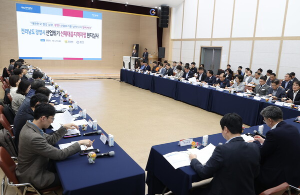 전남도가 21일 광양시에서 열린 산업위기 선제대응지역 지정 현지 실사에서 철강산업의 구조적 위기 상황을 설명하고 정부의 적극적인 지원과 조속한 지정을 강력히 요청했다./사진=전남도