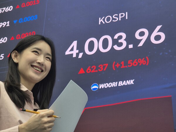 코스피지수가 사상 처음 4000선을 돌파한 27일 오전 서울 중구 우리은행 본점 딜링룸에서 직원이 환하게 웃고 있다. [사진=뉴스1]