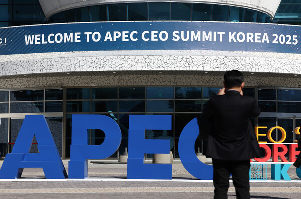 2025 경주 아시아태평양경제협력체(APEC) CEO 서밋 개막일인 28일 CEO 서밋이 열리는 경북 경주예술의전당 앞에서 참가 기업인들이 사진을 찍고 있다. [사진=뉴스1]