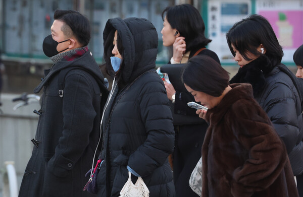 3일 오전 전국의 기온이 영하권으로 떨어지며 출근길 추위가 찾아온 가운데 서울 광화문 네거리에서 시민들이 잔뜩 움츠린 채 이동하고 있다. 기상청에 따르면 이날 제주를 제외한 전국 내륙 곳곳에 한파주의보가 발효된 상태다. [사진=뉴스1]