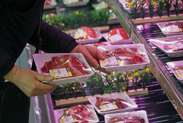 지난달 소비자물가 상승률이 4개월 연속 3%대를 기록했다. 7일 서울의 한 대형마트에서 시민들이 장을 보고 있다./[사진제공=뉴스1]