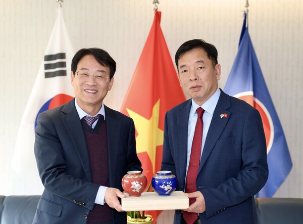 강진원 강진군수와 주한베트남 부호 대사가 면담을 갖고 교류협력에 대한 의지를 확인했다./ 사진=강진군