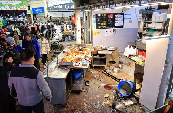 13일 경기 부천 오정구 원종동 제일시장에서 A 씨가 몰던 1톤 트럭이 돌진하는 사고가 발생했다. 사진은 이날 사고 현장의 모습. [사진=뉴스1]