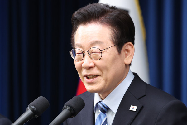 이재명 대통령이 14일 서울 용산 대통령실 청사에서 한·미 팩트시트 타결 결과를 발표한 뒤 기자들의 질문에 답변하고 있다. [사진=뉴스1]