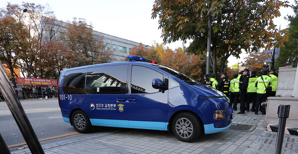 해병대 채 상병 순직사건 수사외압 의혹의 정점인 윤석열 전 대통령이 탑승한 호송차가 11일 서울 서초구 순직해병 특별검사팀(특별검사 이명현) 사무실 지하주차장으로 들어서고 있다. [사진=뉴스1]