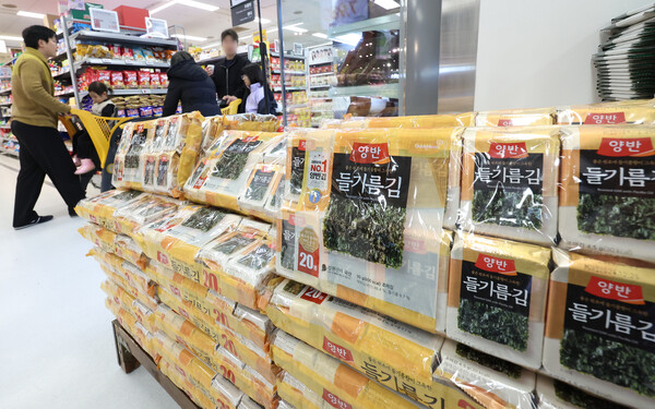 서울 한 대형마트에서 시민들이 김을 둘러보고 있다. [사진=뉴스1]
