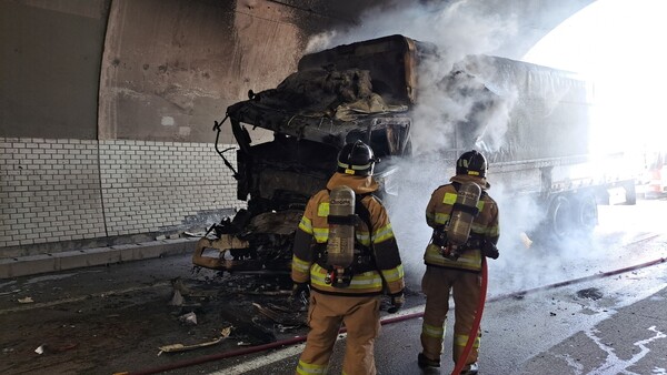 18일 낮 12시34분쯤 경북 고령군 성산면 오곡리 중부내륙고속도로 양평 방향 58㎞ 지점 고령2터널에서 화물차 1대가 앞서가던 화물차 2대를 들이받으면서 불이 나 소방당국이 진화하고 있다. [사진=뉴스1]