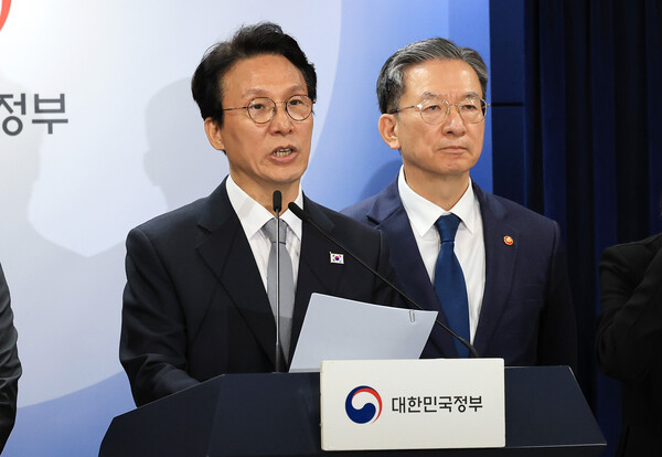 김민석 국무총리와 정성호 법무부 장관이 18일 서울 종로구 정부서울청사에서 론스타 ISDS 취소 신청 결과 관련 긴급 브리핑을 하고 있다. [사진=뉴스1]