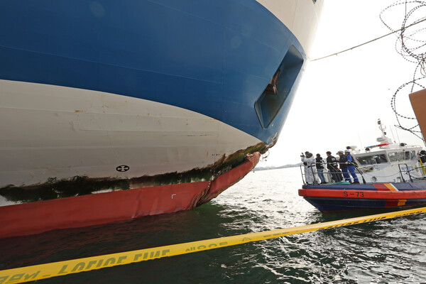 전남 신안 해상 발생한 퀸제누비아2호 좌초 사고와 관련해 20일 목포 산정동 삼학부두에서 한국선급, 국립과학수사연구원, 전남청 과학수사대, 목포해경 등이 합동으로 선체합동감식을 진행하고 있다. [사진=뉴스1]