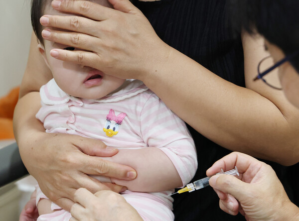 한 소아과에서 아이가 독감 예방접종을 받고 있다. [사진=뉴스1]