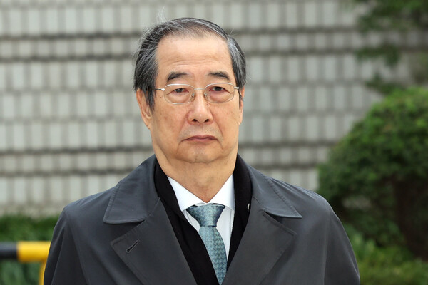 윤석열 전 대통령의 12·3 비상계엄을 적극적으로 말리지 않은 혐의로 재판에 넘겨진 한덕수 전 국무총리가 14일 오전 서울 서초구 서울중앙지방법원에서 열린 내란 우두머리 방조 1심 속행 공판에 출석하고 있다. [사진=뉴스1]