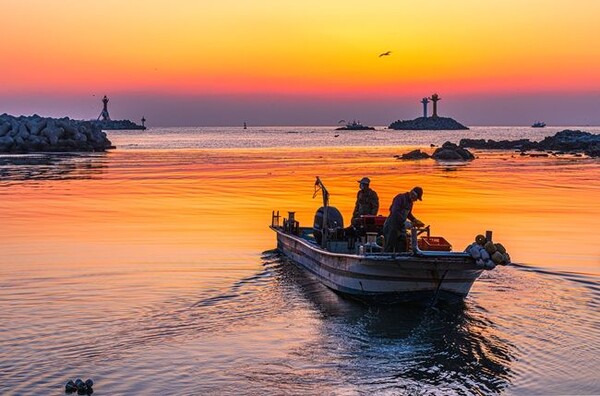 대상을 수상한 '여명 속의 출어' 작품. [사진=해양수산부]