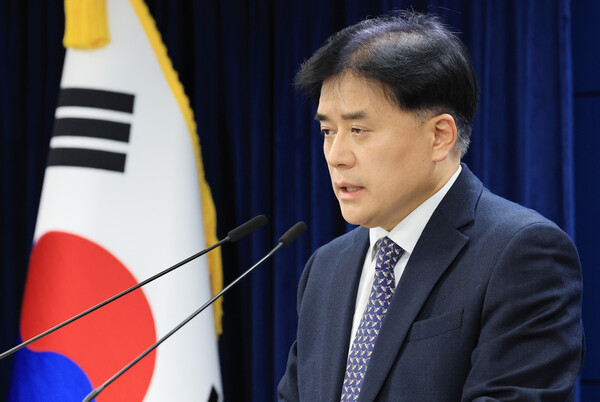 박용수 인사혁신처 차장이 25일 서울 종로구 정부서울청사에서 국가공무원법 개정안 입법예고 브리핑을 하고 있다. [사진=뉴스1]