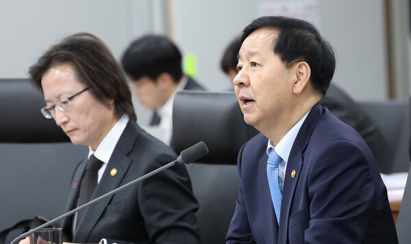 구윤철 경제부총리 겸 기획재정부 장관이 26일 세종시 정부세종청사에서 열린 경제장관회의 겸 성장전략 TF 회의를 주재하며 발언하고 있다. [사진=뉴스1]