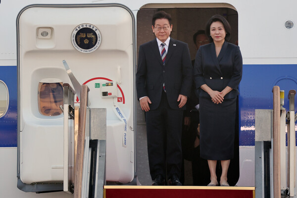 아프리카·중동 4개국 순방 일정을 마무리한 이재명 대통령과 김혜경 여사가 26일 오전 경기도 성남시 서울공항을 통해 귀국하고 있다. [사진=뉴스1]