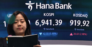 외국인 1.4조 던졌다…<b>코스피 7000선 붕괴</b>, 코스닥은 급등